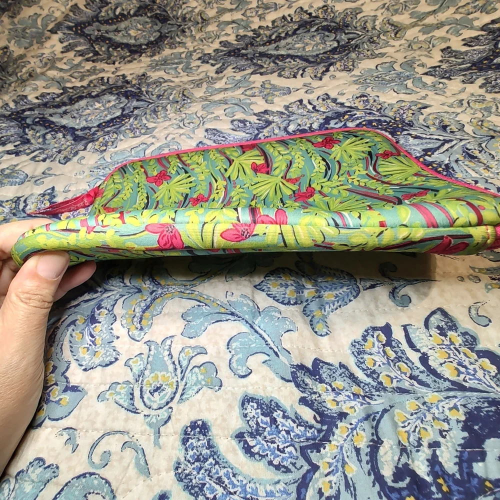 Lily Pulitzer Pink & Green Floral Print Foam Padded iPad Cover Zip Closure - Picture 3 of 9